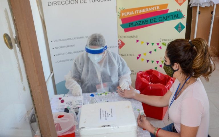 LYNXMPEG8P0GV-1.jpg,Trabajadores de la salud realizan pruebas de COVID-19 en la provincia de San Juan, Argentina. Foto de archivo.; Crédito: Gobierno San Juan/Handout / Lati, Reuters