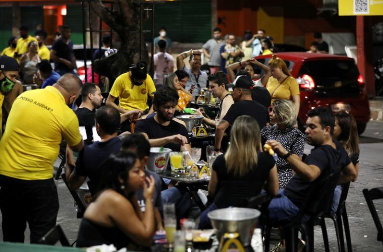 LYNXMPEG8Q0PE.jpg,FOTO DE ARCHIVO: Gente disfruta en un bar después de que se emitió un decreto del municipio de Manaos que determinó restricciones horarias en bares y restaurantes en medio del brote de COVID-19 en Manaos, Brasil. 25 de septiembre de 2020.REUTERS/Bruno Kelly/File Photo; Crédito: BRUNO KELLY, Reuters