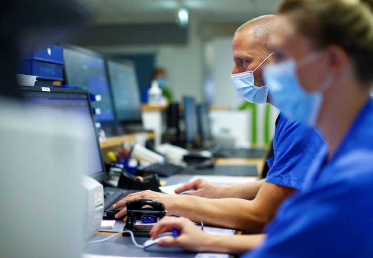 LYNXMPEG8R11R.jpg,Médicos trabajan en la unidad de cuidados intensivos del St.-Antonius-Hospital de Eschweiler, en Alemania. Septiembre 25, 2020. REUTERS/Thilo Schmuelgen; Crédito: THILO SCHMUELGEN, Reuters