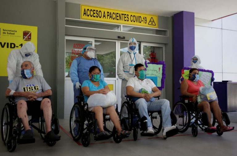 LYNXMPEG8S11Y.jpg,FOTO DE ARCHIVO: Varios pacientes recuperados de la COVID-19 en sillas de ruedas antes de ser dados de alta del hospital 