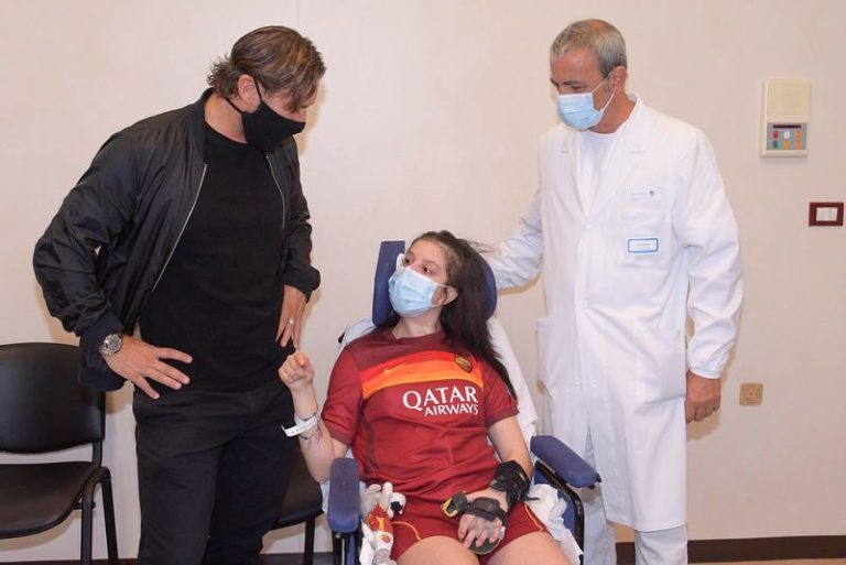 LYNXMPEG8S1BJ.jpg,El excapitán de la AS Roma Francesco Totti se reúne con Ilenia Matilli, de 19 años y quien recientemente despertó de un coma luego de un grave accidente de tránsito en diciembre, en el hospital Gemelli de Roma, Italia. El hospital dijo que un mensaje grabado en video de Totti jugó un papel importante en su despertar. 28 de septiembre, 2020. Policlinico Gemelli/ Handout via REUTERS; Crédito: POLICLINICO GEMELLI, Reuters