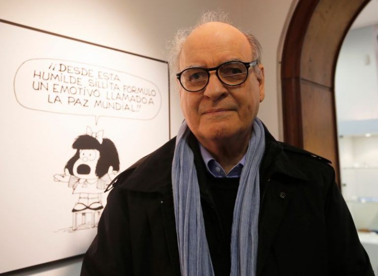 LYNXMPEG8T22A.jpg,FOTO DE ARCHIVO. El caricaturista argentino Quino posa delante de su personaje de cómic más famoso, Mafalda, durante la ceremonia de apertura de la exposición de sus obras en el Museo del Humor de Buenos Aires. 14 de junio de 2014. REUTERS/Enrique Marcarian; Crédito: Enrique Marcarian, Reuters
