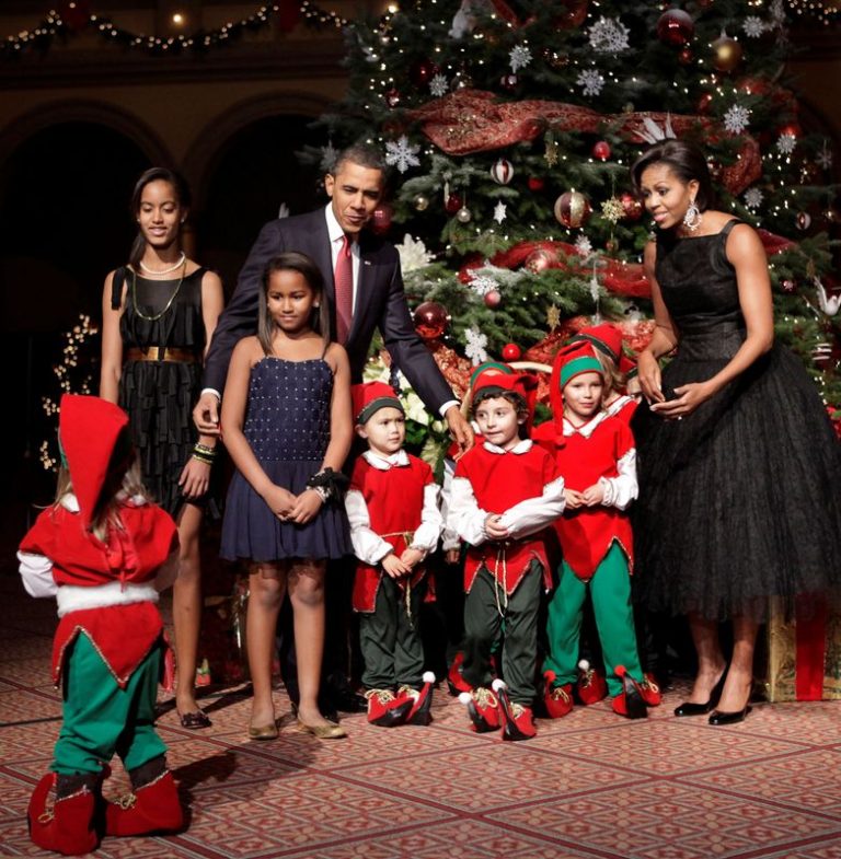 LYNXMPEG8T25X.jpg,Imagen de archivo del entonces presidente de Estados Unidos Barack Obama, la primera dama Michelle Obama y sus hijas Malia (a la izquierda) y Sasha (segunda a la izquierda) saludando a niños disfrazados de elfos en la Celebración de Navidad en Washington en el Museo Nacional de la Construcción en Washington, D.C., Estados Unidos. 12 de diciembre, 2010. REUTERS/Yuri Gripas/Archivo; Crédito: YURI GRIPAS, Reuters