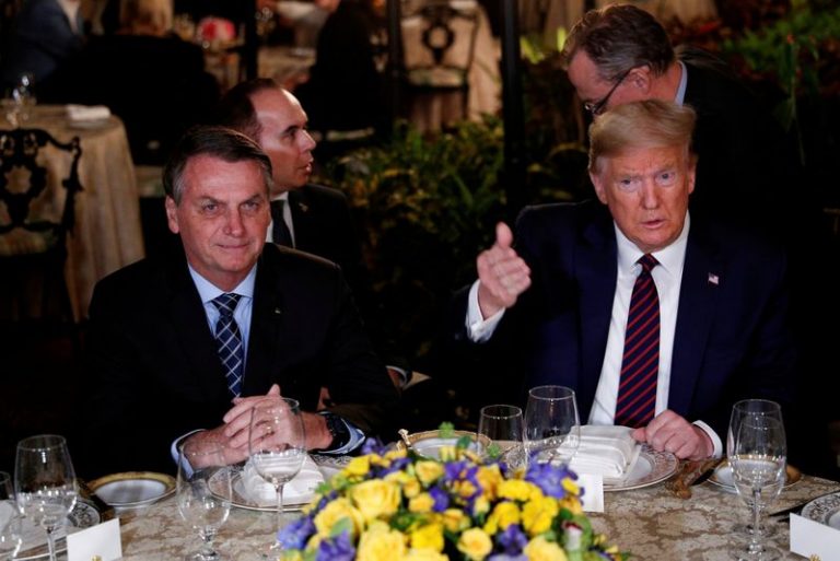 LYNXMPEG8T28K.jpg,Imagen de archivo de los presidentes de EEUU, Donald Trump (dcha), y Brasil, Jair Bolsonaro, durante una cena en el centro vacacional de Mar-a-Lago, en Palm Beach, Florida, EEUU. 7 marzo 2020. REUTERS/Tom Brenner; Crédito: Tom Brenner, Reuters