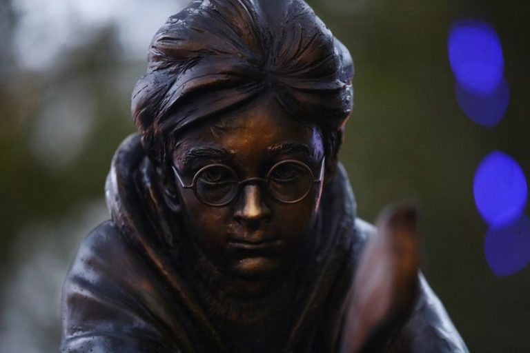 LYNXMPEG8T2E3.jpg,Foto del jueves de una estatua de Harry Potter en Leicester Square, Londres. 
Sep 30, 2020.  REUTERS/Hannah McKay; Crédito: HANNAH MCKAY, Reuters