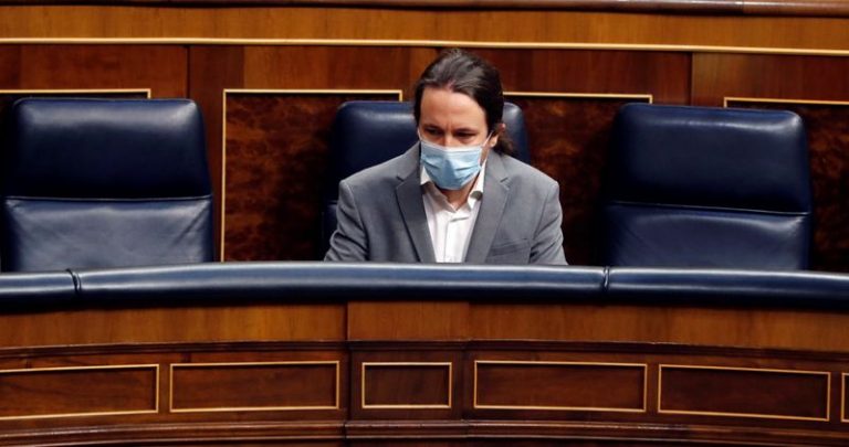 LYNXNPEG8I0J0.jpg,FOTO DE ARCHIVO: El vicepresidente segundo del Gobierno español, Pablo Iglesias, con la cara cubierta por una mascarilla durante una sesión plenaria del Congreso de los Diputados en Madrid, España, el 13 de mayo de 2020. Ballesteros/Pool vía REUTERS; Crédito: POOL New, Reuters
