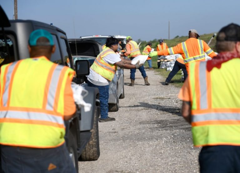 LYNXNPEG8I0QC.jpg,Vecinos recogen bolsas de arena en preparación para la tormenta tropical Beta, en Corpus Christi, EEUU, 19 de septiembre de 2020.; Crédito: Annie Rice/Caller-Times, Reuters