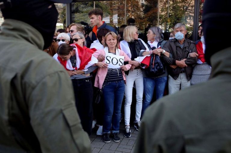 LYNXNPEG8J07V.jpg,FOTO DE ARCHIVO: Un grupo de personas rodeados por agentes de las fuerzas de seguridad bielorrusas durante un acto de protesta contra la brutalidad policial y los resultados de las elecciones presidenciales en Minsk, Bielorrusia, el 19 de septiembre de 2020. BelaPAN vía REUTERS; Crédito: BelaPAN, Reuters