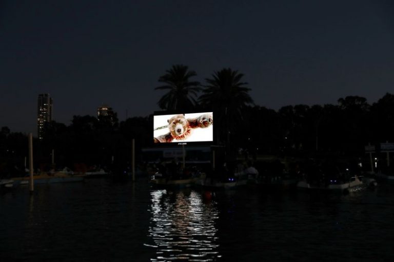 LYNXNPEG8K12F.jpg,Cine flotante en Tel Aviv, Israel, 20 agosto 2020.
REUTERS/Ronen Zvulun  ; Crédito: Ronen Zvulun, Reuters
