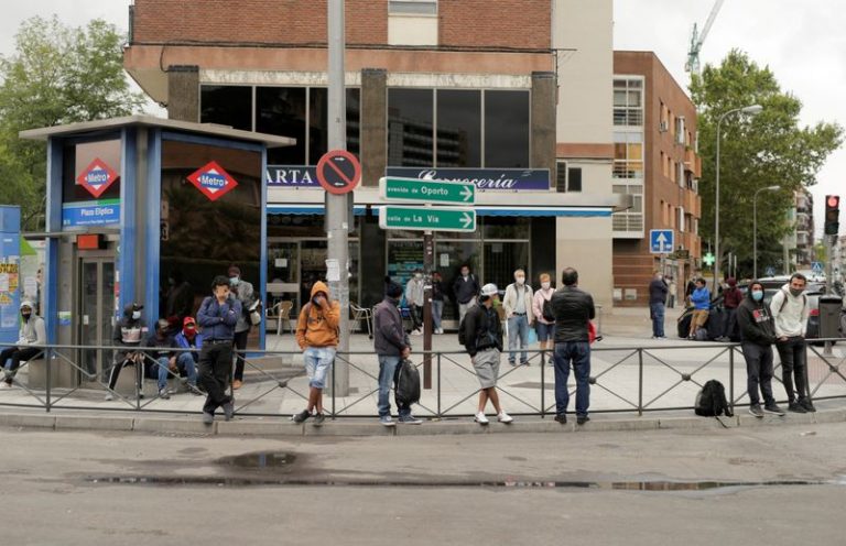LYNXNPEG8K1BD.jpg,People wearing protective face masks stand at Usera neighbourhood, amid the outbreak of the coronavirus disease (COVID-19) in Madrid, Spain, September 19, 2020. REUTERS/Javier Barbancho; Crédito: JAVIER BARBANCHO, Reuters