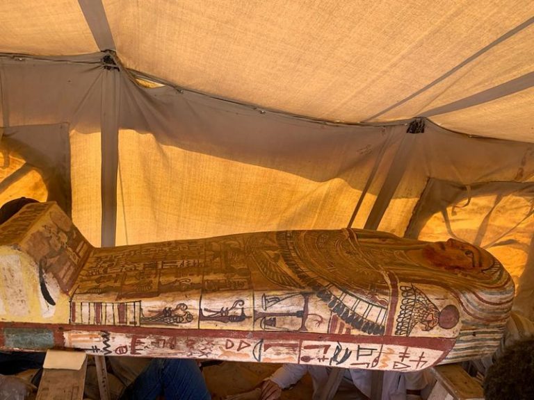 LYNXNPEG8K1BT.jpg,Undated image shows one of the 2500-year-old coffins discovered in a burial shaft in the desert near Saqqara necropolis in Egypt, released on September 19, 2020 by the Egyptian Ministry of Antiquities. The Egyptian Ministry of Antiquities/Handout via REUTERS; Crédito: Egyptian Ministry of Antiquities, Reuters