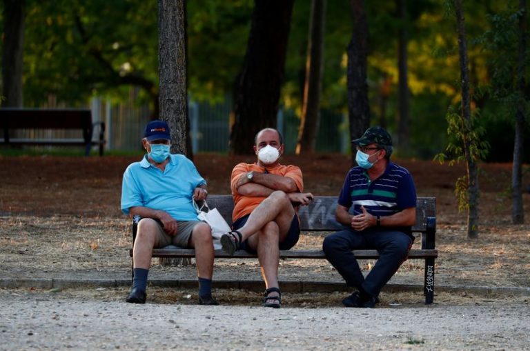 LYNXNPEG8L0HC.jpg,Tres hombres con mascarillas sentados en un banco en el parque de Las Cruces en Madrid, España, el 28 de julio de 2020. REUTERS/Javier Barbancho; Crédito: JAVIER BARBANCHO, Reuters