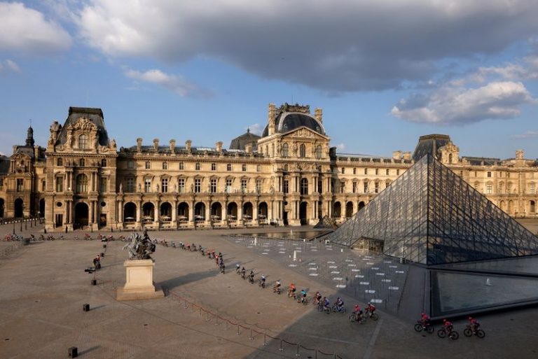 LYNXNPEG8L127.jpg,El pelotón de Tour de Francia a su paso por el museo del Louvre, en París. 20 de septiembre de 2020. Pool via REUTERS/Yoan Valat; Crédito: YOAN VALAT, Reuters