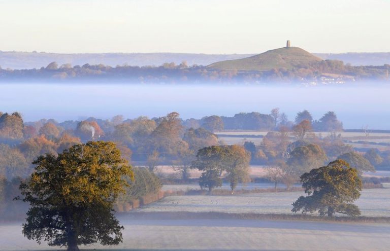 LYNXNPEG8L1LY.jpg,FOTO DE ARCHIVO. Glastonbury Tor se ve a través de la niebla de la madrugada en Glastonbury, Reino Unido. 2 de noviembre de 2018. REUTERS/Toby Melville; Crédito: Toby Melville, Reuters