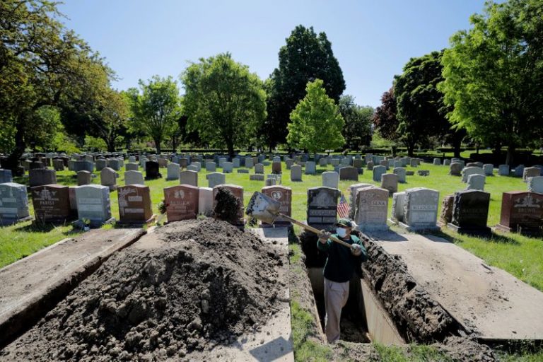LYNXNPEG8L1ME.jpg,FOTO DE ARCHIVO: Roberto Arias prepara una tumba para un entierro en el cementerio Woodlawn durante el brote de COVID-19 en Everett, Massachusetts, EEUU. 27 de mayo de 2020. REUTERS/Brian Snyder/File Photo; Crédito: Brian Snyder, Reuters