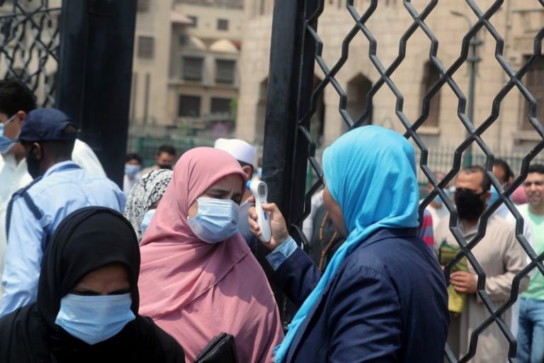 LYNXNPEG8N1M4.jpg,FOTO DE ARCHIVO. Imagen referencial de una mujer musulmana que le toman la temperatura antes de ingresar a la mezquita de Al-Azhar, en El Cairo, Egipto. 28 de agosto de 2020. REUTERS/Mohamed Abd El Ghany; Crédito: MOHAMED ABD EL GHANY, Reuters