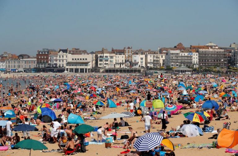 LYNXNPEG8O0TU.jpg,FOTO DE ARCHIVO: Bañistas en la playa de Margate, Reino Unido. 24 de junio de 2020. TREUTERS/Andrew Couldridge; Crédito: Andrew Couldridge, Reuters