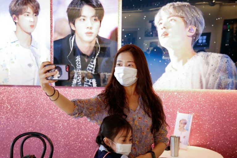 LYNXNPEG8O18X.jpg,Foto del jueves de una fan del grupo de K-pop BTS sacándose una selfie en un bar en Seúl decorado con fotos de la banda. 
Sep 24, 2020.    REUTERS/Heo Ran; Crédito: HEO RAN, Reuters