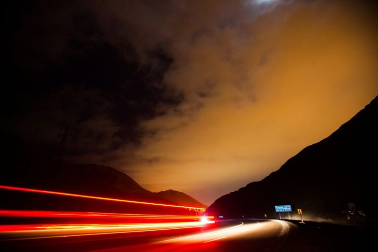 LYNXNPEG8O1GD.jpg,Una vista del cielo iluminado artificialmente por el resplandor de la ciudad de Antofagasta en el desierto de Atacama, Antofagasta, Chile. 24 de septiembre de 2020. Fotografía tomada con una larga exposición.. REUTERS/Glenn Arcos; Crédito: STRINGER, Reuters