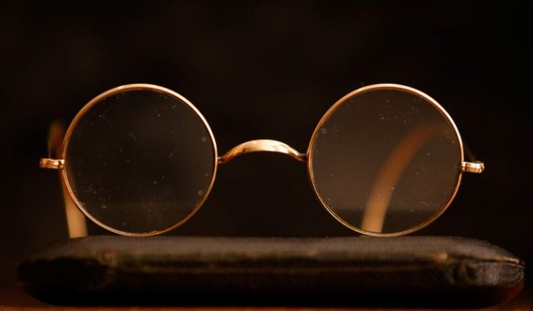 LYNXNPEG8O1N7.jpg,Unos anteojos redondos de Windsor que pertenecieron a John Lennon en la casa de subastas Sotheby's antes de su puja en Londres, Gran Bretaña. 25 de septiembre de 2020. REUTERS/John Sibley; Crédito: JOHN SIBLEY, Reuters