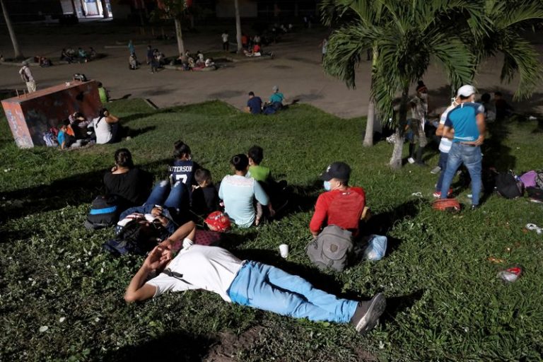 LYNXMPEG904N7-2.jpg,Hondureños descansan antes de participar en una caravana de migrantes que se dirige hacia Estados Unidos desde San Pedro Sula, Honduras. 30 de septiembre de 2020. REUTERS / Stringer NI REVENTAS NI ARCHIVOS; Crédito: STRINGER, Reuters
