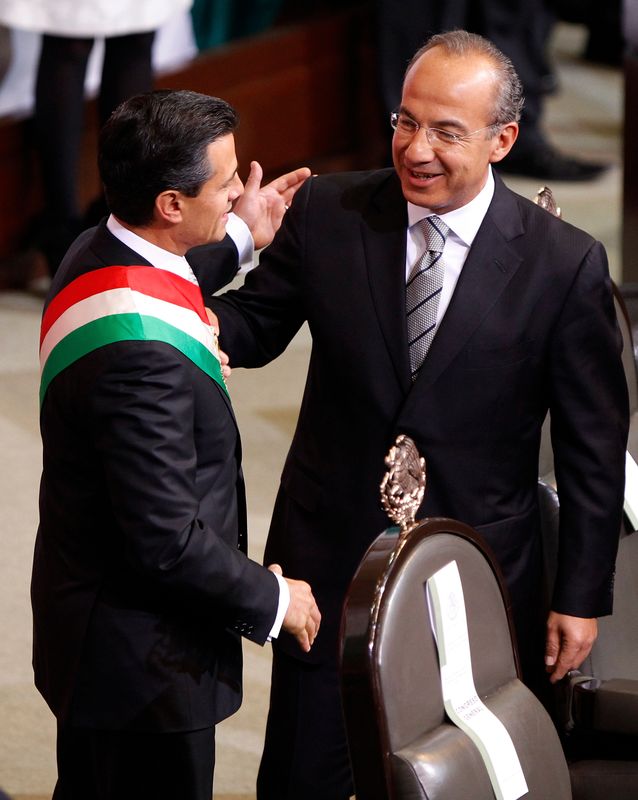 LYNXMPEG904ZB-1.jpg,Imagen de archivo. El entonces nuevo presidente de México, Enrique Peña Nieto (izq.), es felicitado por el expresidente Felipe Calderón luego de prestar juramento en el Congreso en la Ciudad de México. 1 de diciembre de 2012. REUTERS / Tomas Bravo; Crédito: Tomas Bravo, Reuters