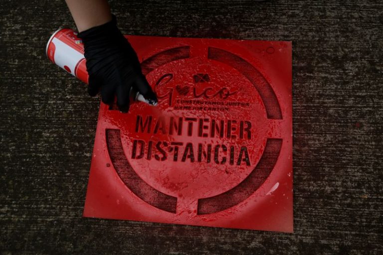 LYNXMPEG9054B.jpg,Foto de archivo. Un trabajador rocía pintura sobre una plantilla que indica distanciamiento social en el piso de una parada de autobús, mientras continúa la pandemia del coronavirus en San José, Costa Rica. 24 de julio de 2020. REUTERS/Juan Carlos Ulate; Crédito: JUAN CARLOS ULATE, Reuters