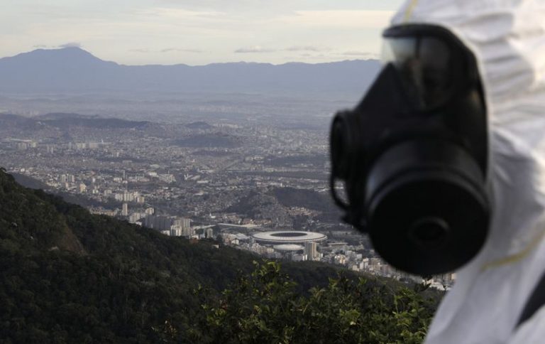 LYNXMPEG9055C.jpg,IMAGEN DE ARCHIVO. Un militar trabaja en la desinfección de la estatua del Crsito Redentor, con la vista del Estadio Maracaná de fondo, en medio del brote de coronavirus en Río de Janeiro, Brasil, Agosto 13, 2020. REUTERS/Ricardo Moraes; Crédito: RICARDO MORAES, Reuters