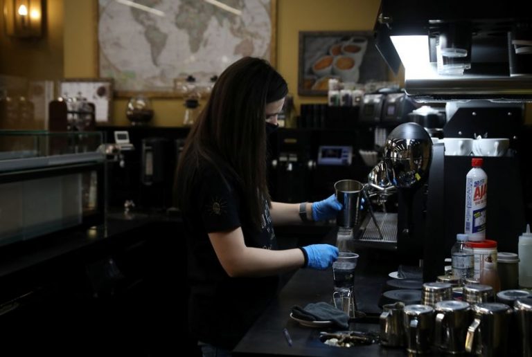 LYNXMPEG9055R.jpg,Imagen de archivo. Una mujer con una mascarilla prepara un café a medida que los restaurantes reabren tras suavizar las medidas para frenar el coronavirus en Atenas, Grecia. 25 de mayo de 2020. REUTERS/Costas Baltas; Crédito: COSTAS BALTAS, Reuters
