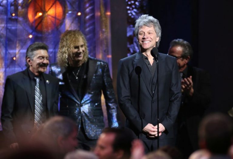 LYNXMPEG91158.jpg,FOTO DE ARCHIVO. Jon Bon Jovi habla en el escenario del Rock & Roll Hall of Fame Induction, en Cleveland, Ohio, EEUU. 14 de abril de 2018. REUTERS/Aaron Josefczyk; Crédito: AARON JOSEFCZYK, Reuters