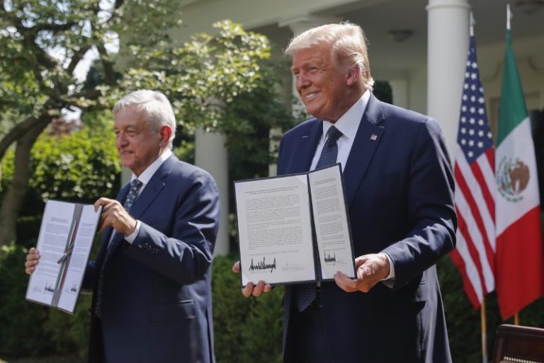 LYNXMPEG911DK.jpg,Imagen de archivo. El presidente de Estados Unidos, Donald Trump (derecha), y el de México, Andrés Manuel López Obrador, sostienen declaraciones conjuntas luego de ser firmadas durante una ceremonia en el Jardín de Rosas de la Casa Blanca en Washington, DC, Estados Unidos. 8 de julio de 2020. REUTERS/ Pool / Al Drago / Sipa USA / NO USO EN ALEMANIA Y REINO UNIDO; Crédito: Sipa USA, Reuters