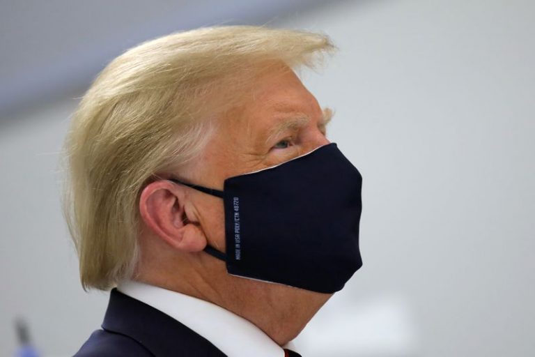 LYNXMPEG911FV.jpg,El presidente de Estados Unidos, Donald Trump, usa una mascarilla durante un recorrido por el Centro de Innovación de Fujifilm Diosynth Biotechnologies, una planta de fabricación farmacéutica donde se están desarrollando componentes para una posible vacuna candidata para el coronavirus en Morrisville, Carolina del Norte, Estados Unidos, el 27 de julio de 2020. Foto tomada el 27 de julio de 2020. REUTERS / Carlos Barria; Crédito: CARLOS BARRIA, Reuters