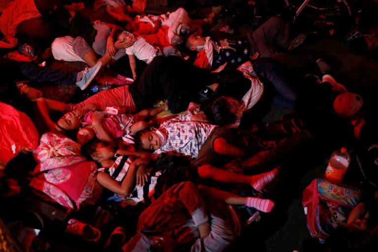 LYNXMPEG911OQ-1.jpg,Migrantes hondureños duermen en el suelo después de un largo día de caminata en Entre Ríos, Guatemalas, Izabal, Guatemala. 1 de octubre  de 2020. REUTERS/Luis Echeverria; Crédito: LUIS ECHEVERRIA, Reuters