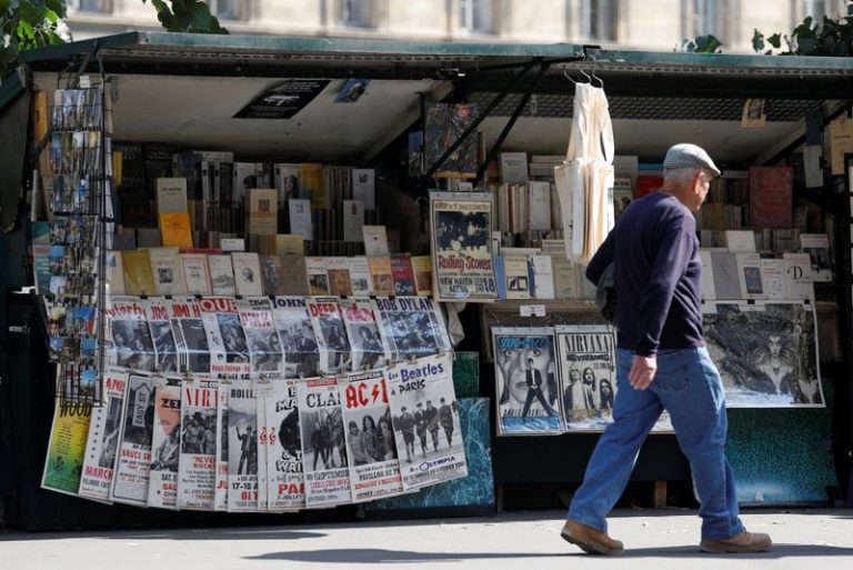 LYNXMPEG911SS.jpg,FOTO DE ARCHIVO. Un hombre pasa por libreros antiguos o 