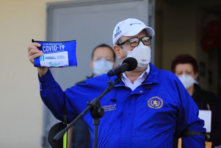 LYNXMPEG911UN.jpg,Imagen de archivo. El presidente de Guatemala, Alejandro Giammattei, visita la ciudad de Quetzaltenango para inaugurar un centro de atención permanente para pacientes con coronavirus. 13 de agosto de 2020. REUTERS/HANDOUT PRESIDENCIA GUATEMALA; Crédito: Presidencia Guatemala/Handout / , Reuters