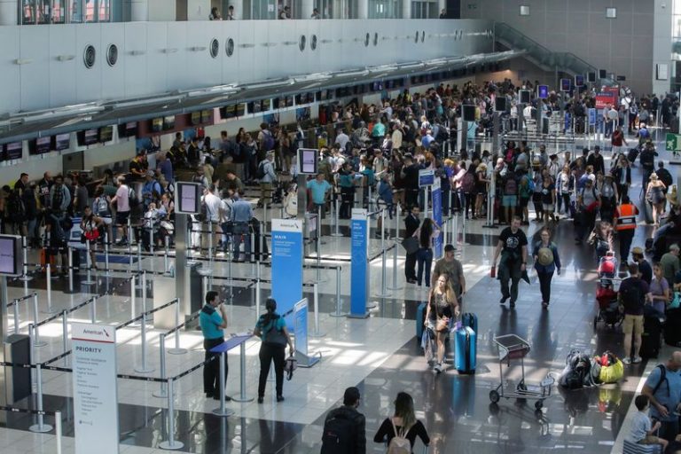 LYNXMPEG91274.jpg,Foto de archivo. Turistas esperan para registrarse en sus vuelos en Alajuela, Costa Rica, el 19 de marzo de 2020. REUTERS/Juan Carlos Ulate; Crédito: JUAN CARLOS ULATE, Reuters