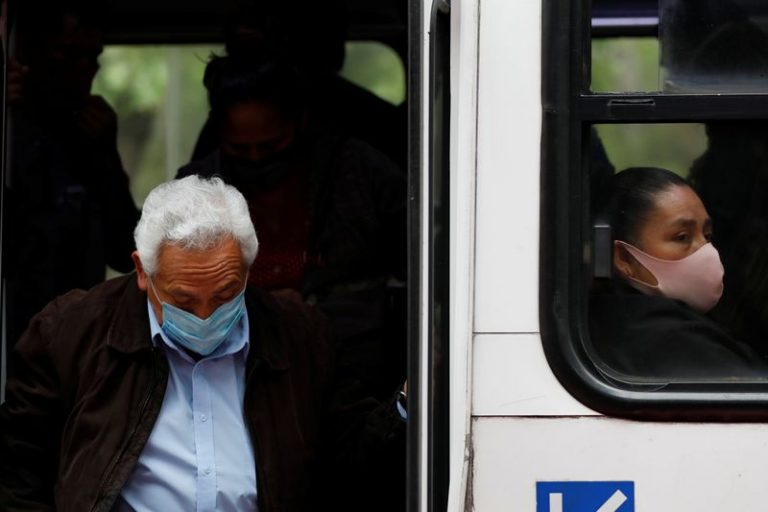 LYNXMPEG92008.jpg,Imagen de archivo muestra a personas en un transporte público, mientras continúa el brote de la enfermedad por coronavirus (COVID-19) en la Ciudad de México, el 21 de septiembre de 2020.REUTERS/Carlos Jasso; Crédito: CARLOS JASSO, Reuters