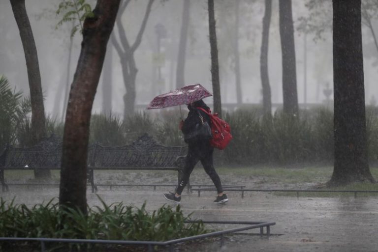 LYNXMPEG920OJ-1.jpg,Imagen de archivo. Una mujer camina con un paraguas bajo la lluvia en plena pandemia del coronavirus en Ciudad de México, México. 29 de junio de 2020 REUTERS / Henry Romero; Crédito: Henry Romero, Reuters