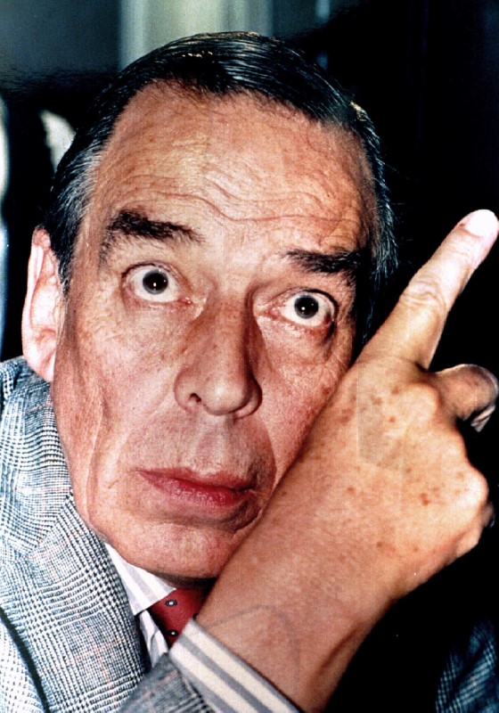 LYNXMPEG920SA.jpg,Álvaro Gómez Hurtado durante una rueda de prensa en mayo de 1990; Crédito: Stringer ., Reuters