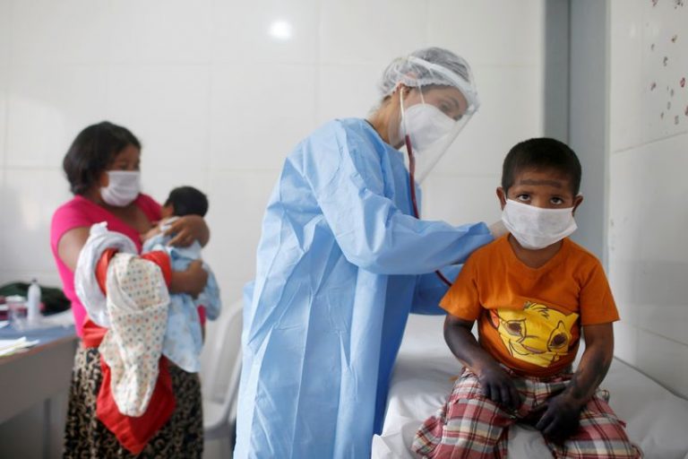 LYNXMPEG93000.jpg,Foto del sábado de un integrante del equipo médico de las Fuerzas Armadas de Brasil examinando a un niño del grupo étnico indígena Guajajara en Urucu Jurua, en el estado de Maranhao, en medio de la pandemia de coronavirus. 
Oct 3, 2020. REUTERS/Adriano Machado; Crédito: Adriano Machado, Reuters
