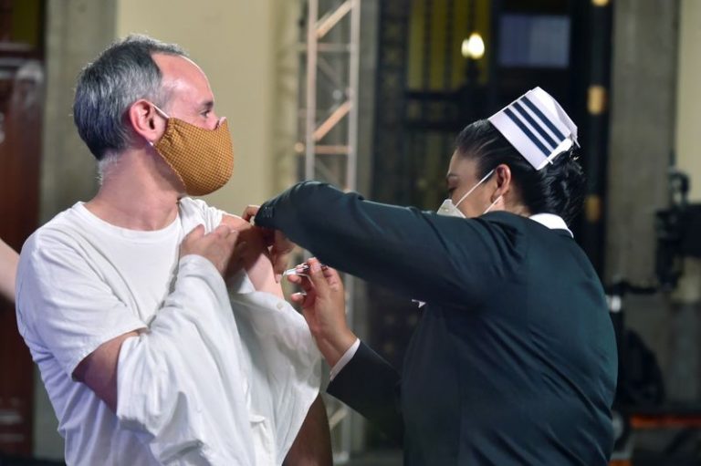 LYNXMPEG9300A.jpg,Imagen de archivo. El subsecretario de Salud Hugo López-Gatell recibe una vacuna contra la influenza durante una conferencia de prensa en el Palacio Nacional de Ciudad de México, México. 1 de octubre de 2020. Presidency/Handout via REUTERS ATTENTION EDITORS - THIS IMAGE HAS BEEN SUPPLIED BY A THIRD PARTY. NO RESALES. NO ARCHIVES; Crédito: MEXICO'S PRESIDENCY, Reuters
