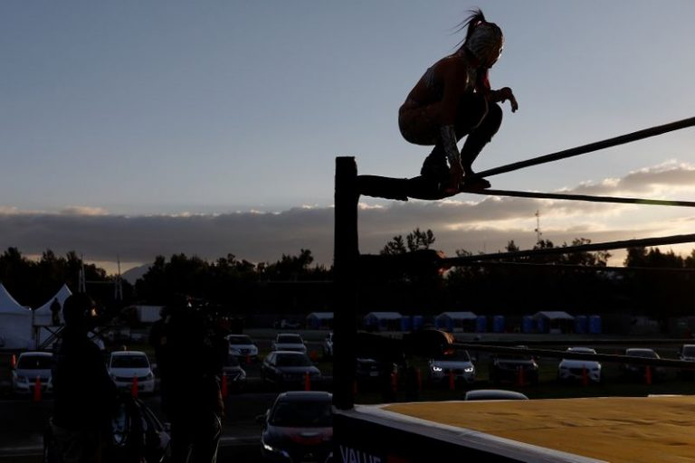 LYNXMPEG94008.jpg,Gladiadores de la icónica lucha libre mexicana participan en un evento en medio de la pandemia del coronavirus en Ciudad de México, México. 2 de octubre de 2020. REUTERS/Carlos Jasso     TPX IMAGES OF THE DAY; Crédito: CARLOS JASSO, Reuters