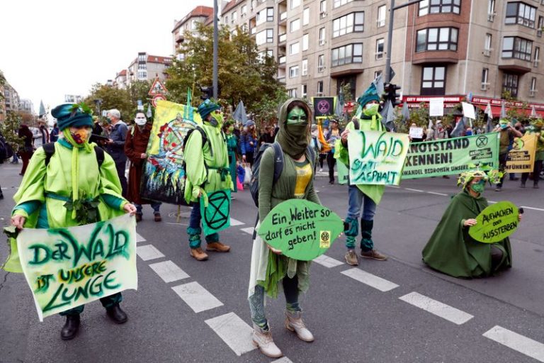 LYNXMPEG940RL.jpg,Los activistas de Extinction Rebellion en Berlín, Alemania, el 5 de octubre de 2020. REUTERS/Michele Tantussi; Crédito: MICHELE TANTUSSI, Reuters