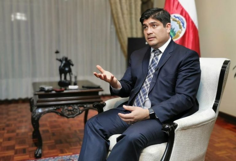 LYNXMPEG9413L.jpg,Imagen de archivo. El presidente de Costa Rica, Carlos Alvarado, habla en una entrevista con Reuters en San José. 23 de septiembre de 2020. REUTERS / Hector Guzman NI REVENTAS NI ARCHIVOS; Crédito: STRINGER, Reuters