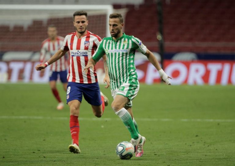 LYNXMPEG9414N.jpg,   Real Betis' Sergio Canales in action with Atletico Madrid's Saul Niguez , as play resumes behind closed doors following the outbreak of the coronavirus disease (COVID-19)   REUTERS/Javier Barbancho; Crédito: JAVIER BARBANCHO, Reuters