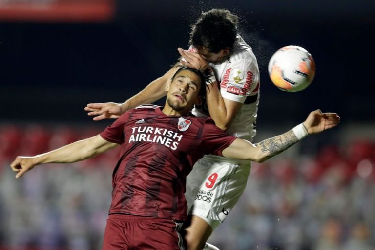LYNXMPEG941HN.jpg,Foto de archivo del defensor de River Plate Lucas Martinez Quarta peleando por el balón con Pablo, de Sao Paulo, en un partido por la Copa Libertadores. 
Sep 17, 2020
Pool via REUTERS/Andre Penner; Crédito: ANDRE PENNER, Reuters