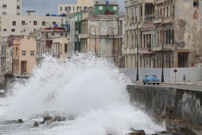 LYNXMPEG941MR.jpg,Foto de archivo ilustrativa del malecón de La Habana durante el paso de la tormenta Laura. 
Ago 24, 2020. REUTERS/Alexandre Meneghini; Crédito: ALEXANDRE MENEGHINI, Reuters