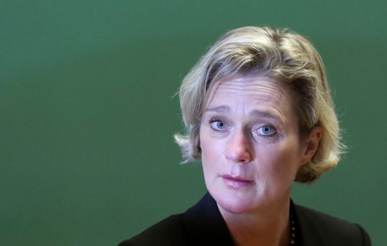 LYNXMPEG941PE.jpg,La artista belga, la princesa Delphine de Saxe-Cobourg, conocida también con su antiguo nombre Delphine Boel, asiste a una conferencia de prensa después de haber sido reconocida como hija del ex rey Alberto II de Bélgica, convirtiéndose oficialmente en princesa, en Bruselas, Bélgica, 5 octubre 2020.
REUTERS/Yves Herman; Crédito: YVES HERMAN, Reuters