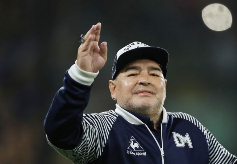 LYNXMPEG941QT-1.jpg,FOTO DE ARCHIVO. El entrenador de Gimnasia y Esgrima de La Plata, Diego Maradona, saluda antes del partido frente a Boca Juniors por la Superliga, en Buenos Aires, Argentina. 7 de marzo de 2020. REUTERS/Agustín Marcarián; Crédito: AGUSTÍN MARCARIÁN, Reuters