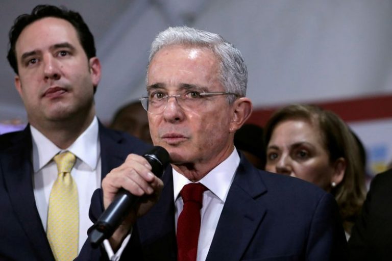 LYNXMPEG941V0.jpg,IMAGEN DE ARCHIVO. El expresidente colombiano Álvaro Uribe durante una conferencia de prensa tras una audiencia privada en la Corte Suprema, en Bogotá, Colombia. Octubre 8, 2019. REUTERS/Luisa Gonzalez/; Crédito: LUISA GONZALEZ, Reuters